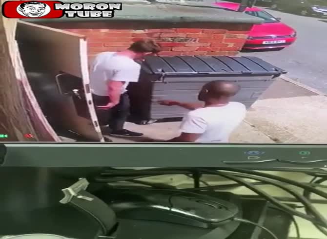 Video :He makes him pick up his feces after catching him urinating in front of his door!